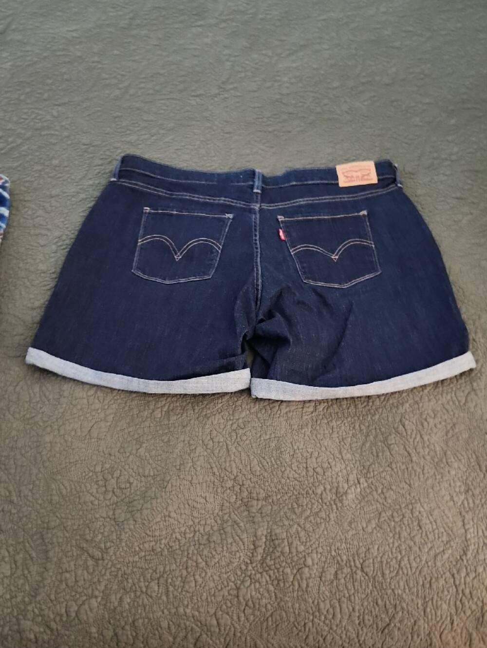 Levi's Women's Mid Length Jean Shorts W16 - Picture 3 of 3